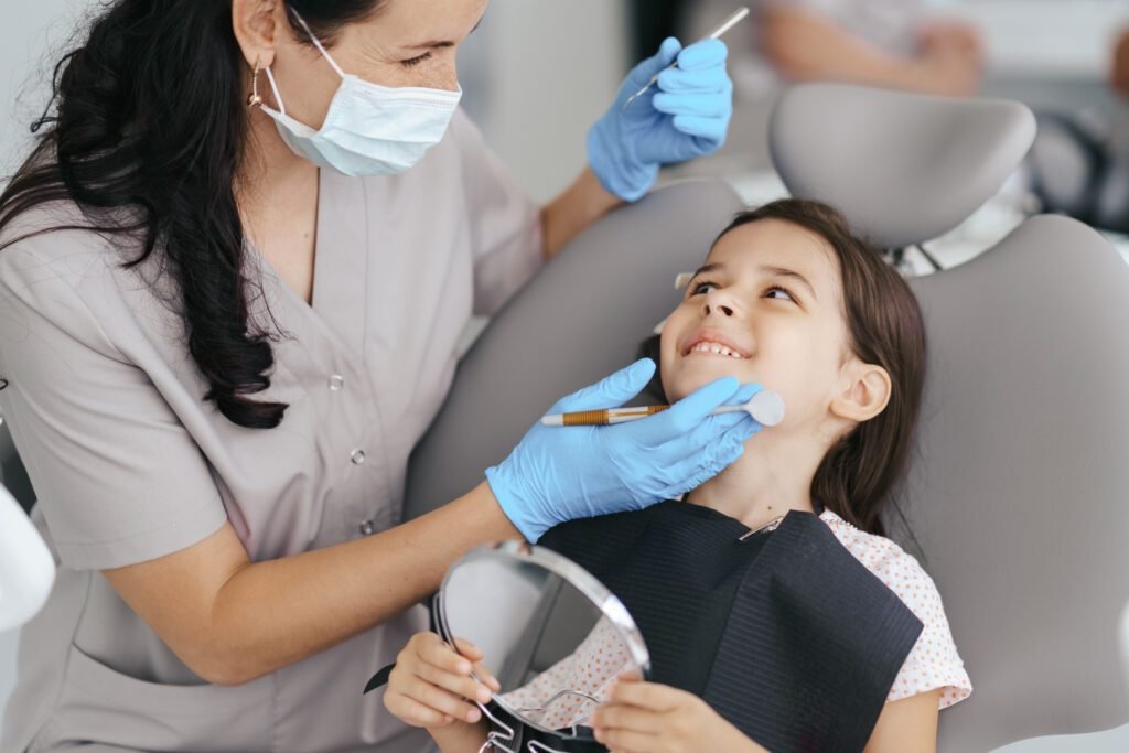 Dentist treating the child teeth problem